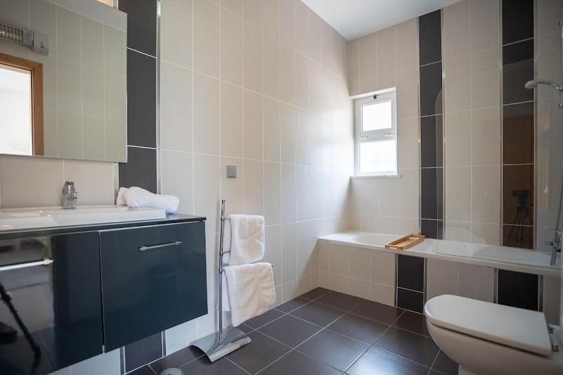 16 Centeanes - Fabulous Location Just Short Walk t - image 35