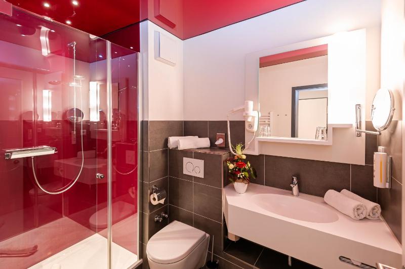 Standard Queen Room image 4