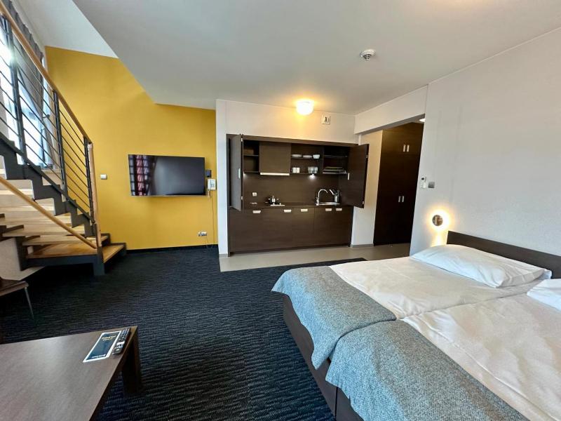 2 Bedroom Suite Plus- 4 Single Beds image 1