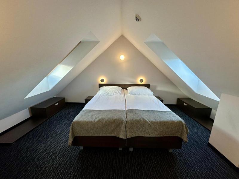 2 Bedroom Suite Plus- 4 Single Beds image 2