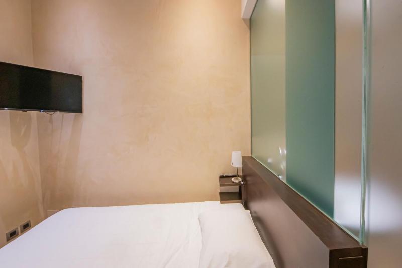 Single Room With French Bed image 3