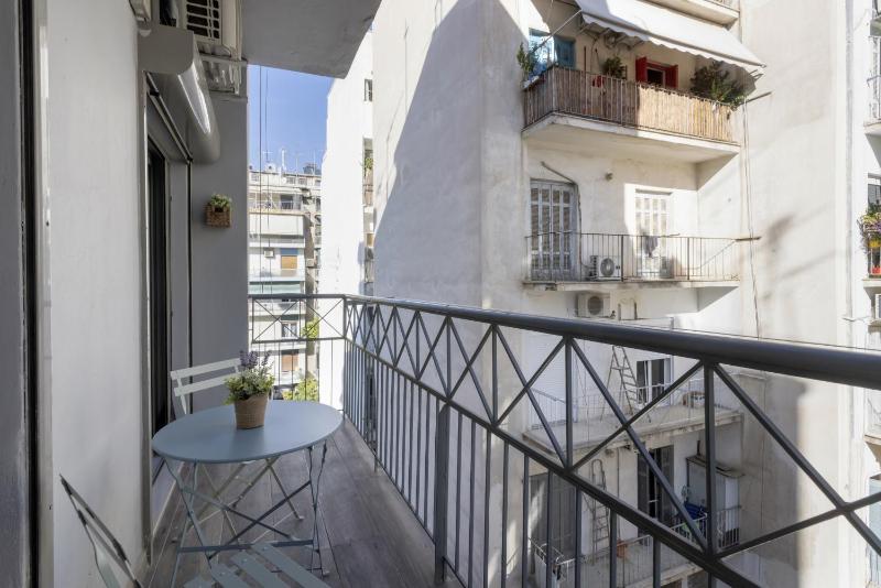 Modern Renovated Apartment in Metaksourgio - image 9