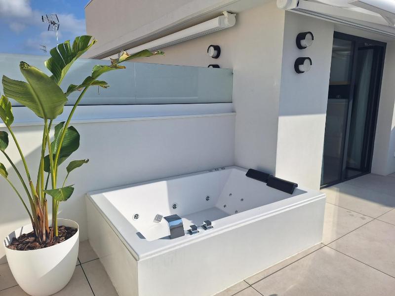 Deluxe Penthouse with Whirlpool tub image 4