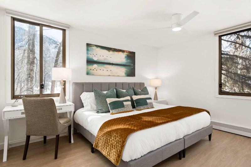 Renovated Riverfront 3 BR 2 BA with Pool - Walk to Town! - image 31