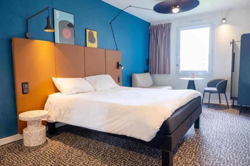 Standard Room with One Double bed and One Small bed image 2