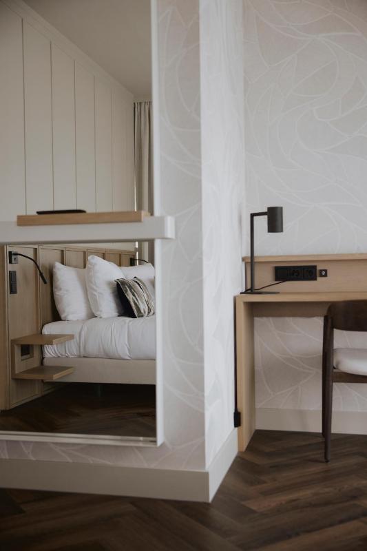 Deluxe Double or Twin Room with Lake View image 2