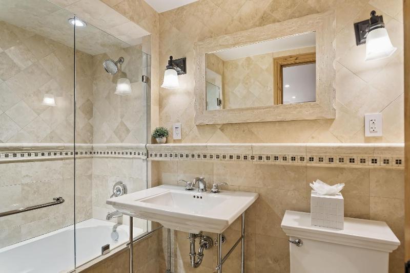 Central AC Updated 4 BR 4-5 BA Townhouse Pool - image 43