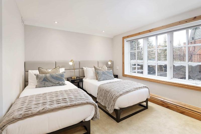 Central AC Updated 4 BR 4-5 BA Townhouse Pool - image 19