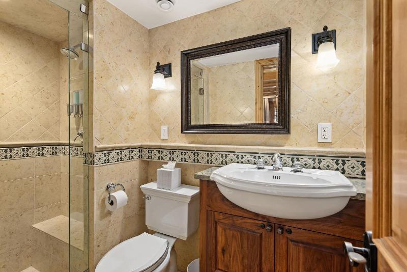 Central AC Updated 4 BR 4-5 BA Townhouse Pool - image 39