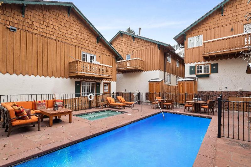 Central AC Updated 4 BR 4-5 BA Townhouse Pool - image 26