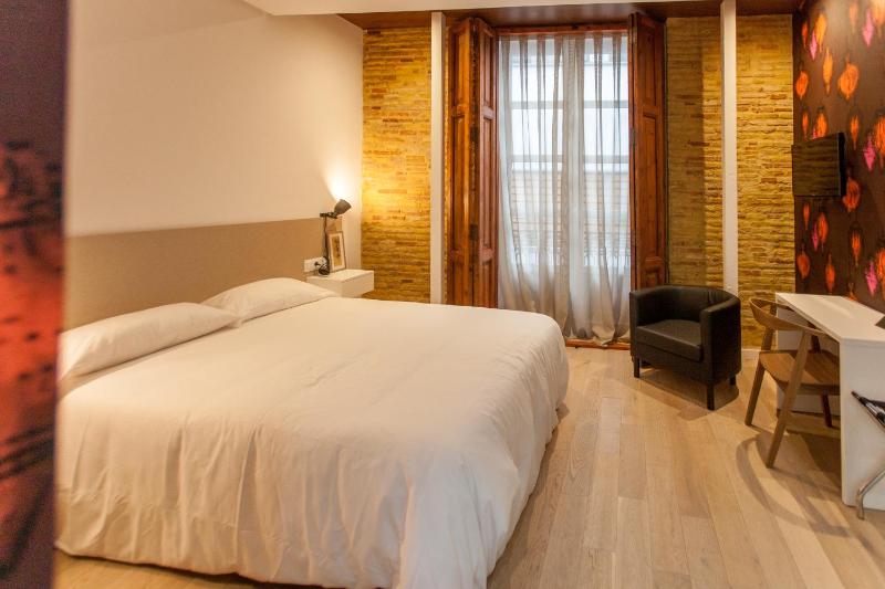 Deluxe Double Room image 3