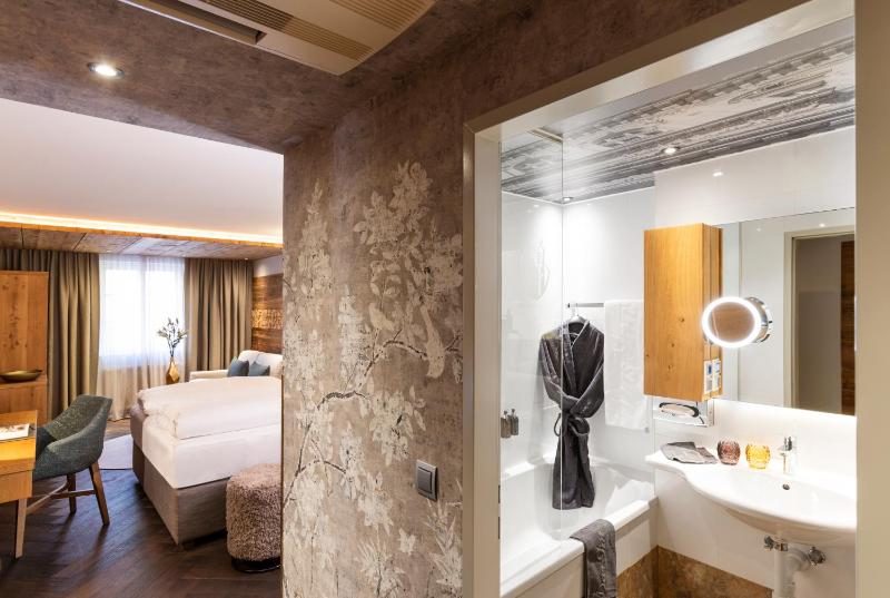 Double Room Deluxe Tyrol image 4