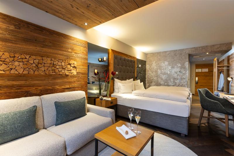 Double Room Deluxe Tyrol image 3