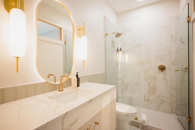 Standard King Room image 2