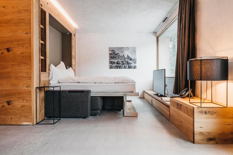 One-Bedroom Apartment with View image 2