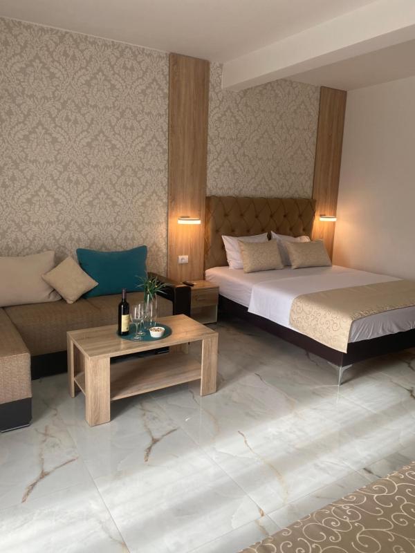 Deluxe Studio image 1