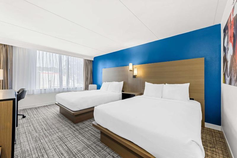 Queen Room with Two Queen Beds image 4