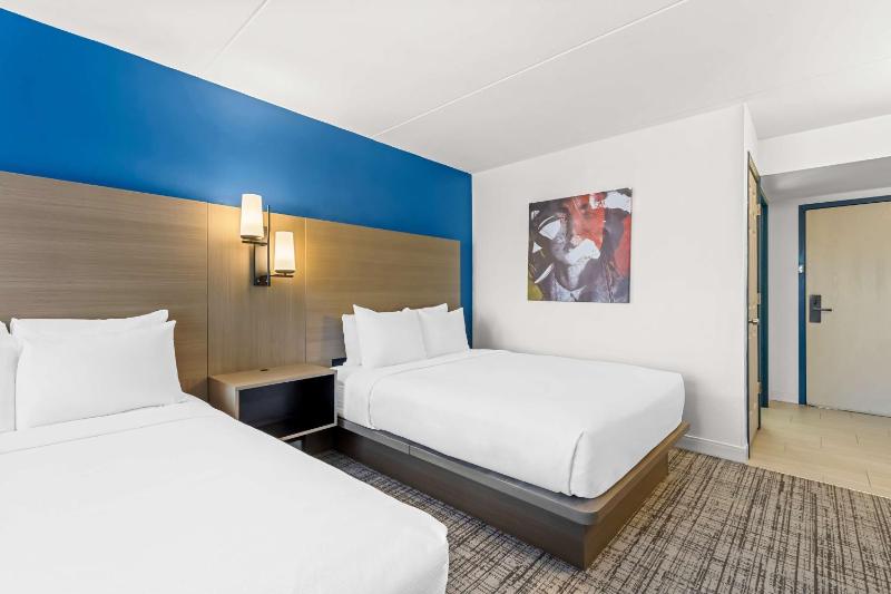 Queen Room with Two Queen Beds image 3