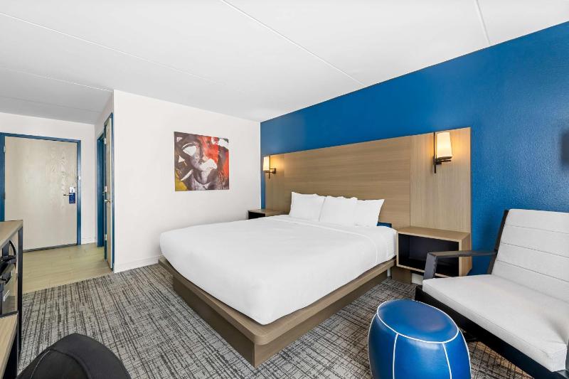 King Room with Bathtub - Disability Access image 1