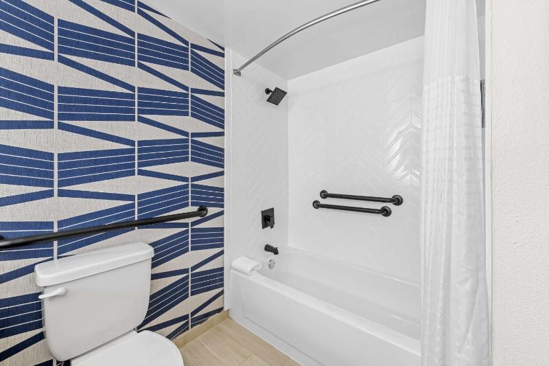 King Room with Bathtub - Disability Access image 2