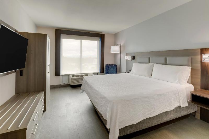 Standard King Room image 3