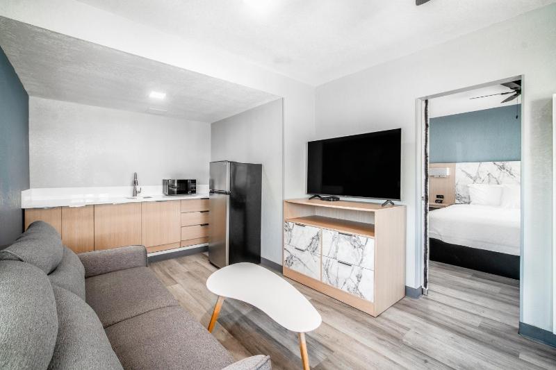 King Studio with Sofa Bed image 3