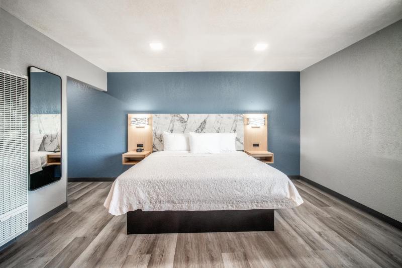 King Suite with Sea View image 3