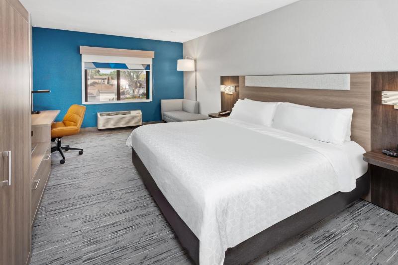 Standard King Room image 3
