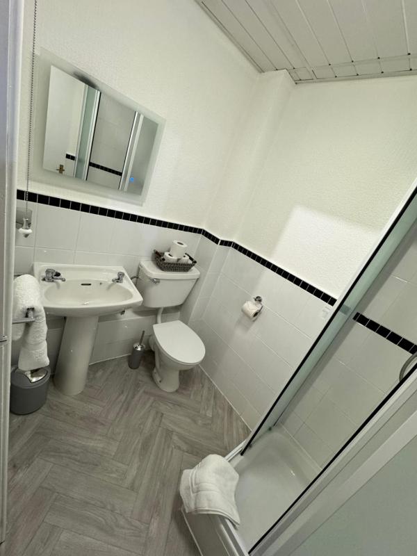 Twin Room image 3