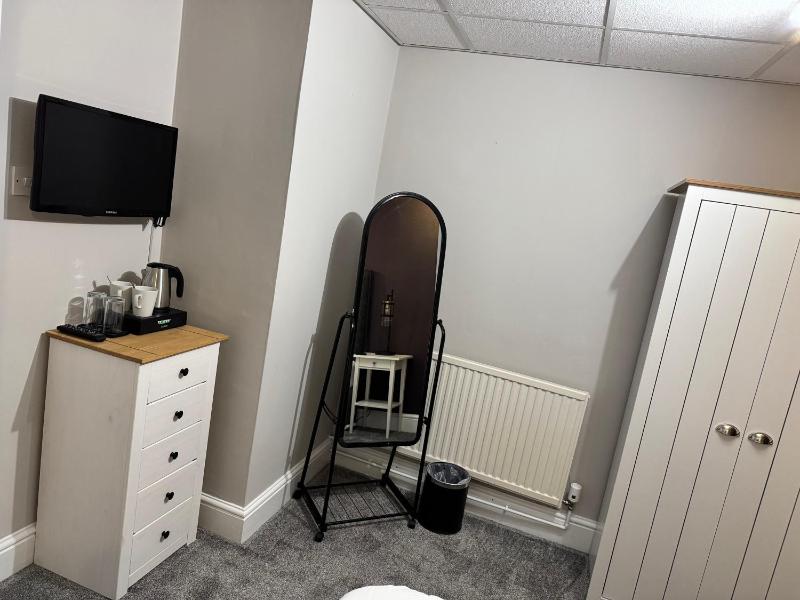 Twin Room image 4