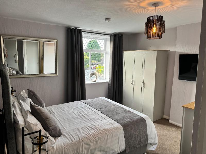 Basic Double Room image 3