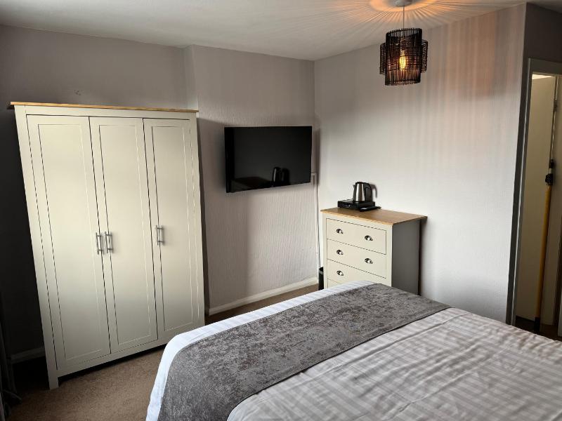 Basic Double Room image 2