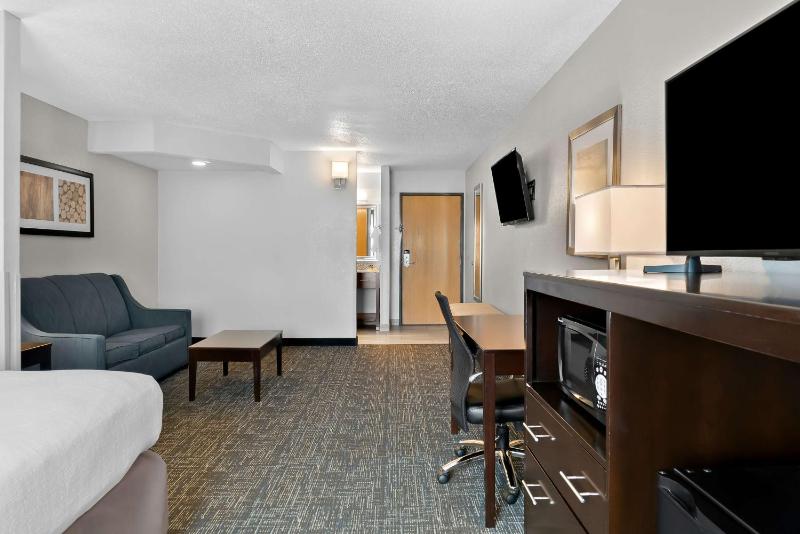 King Suite with Sofa Bed image 3