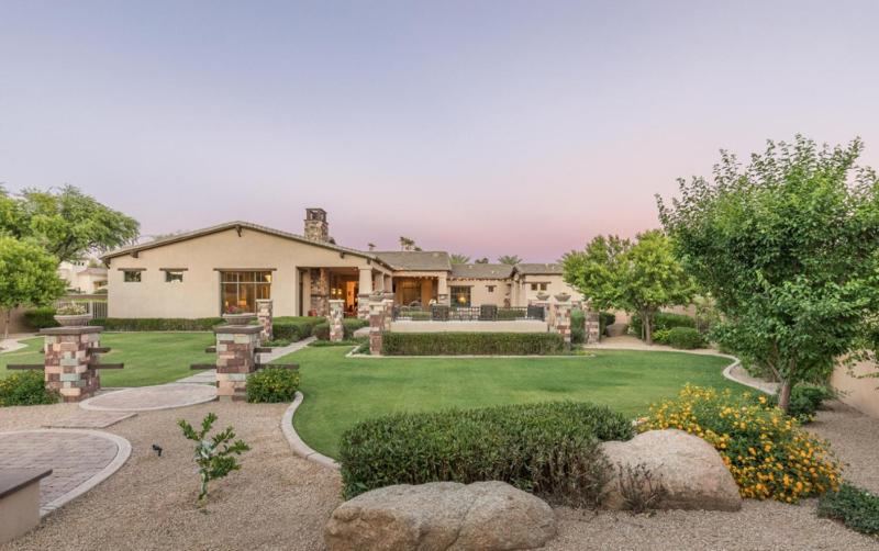 Private Pool & Hot Tub Retreat - Large Luxury Smart Home - image 49