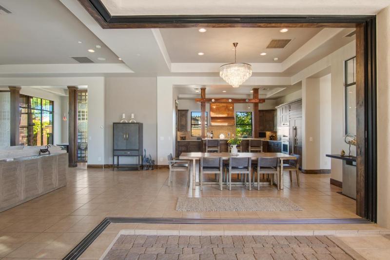 Private Pool & Hot Tub Retreat - Large Luxury Smart Home - image 17