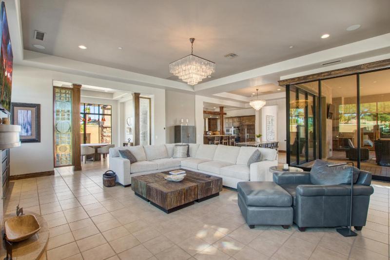Private Pool & Hot Tub Retreat - Large Luxury Smart Home - image 23