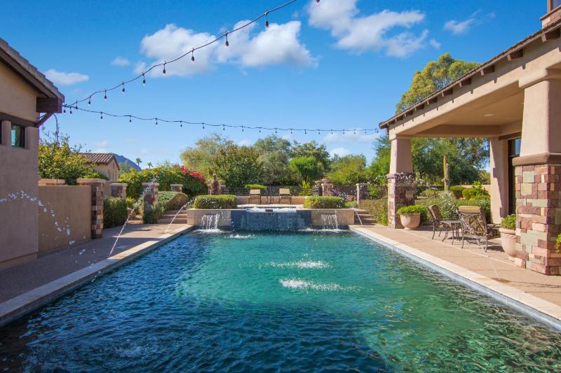 Private Pool & Hot Tub Retreat - Large Luxury Smart Home - image 8