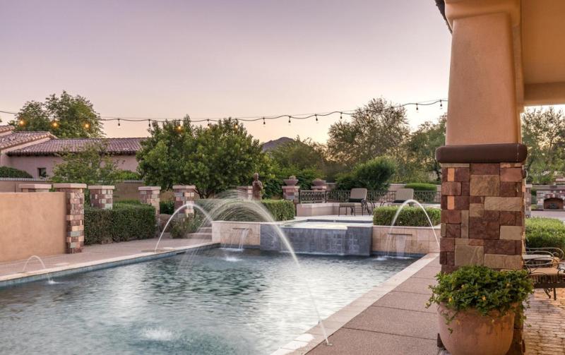 Private Pool & Hot Tub Retreat - Large Luxury Smart Home - image 45