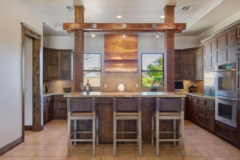 Private Pool & Hot Tub Retreat - Large Luxury Smart Home - image 41