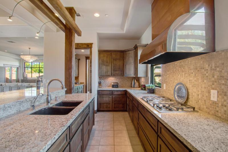 Private Pool & Hot Tub Retreat - Large Luxury Smart Home - image 21