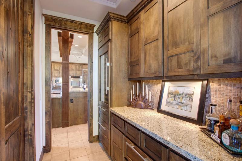 Private Pool & Hot Tub Retreat - Large Luxury Smart Home - image 31