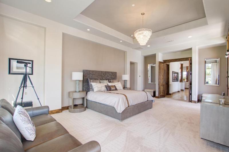 Private Pool & Hot Tub Retreat - Large Luxury Smart Home - image 20