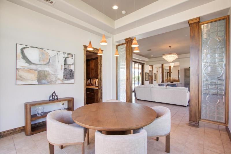 Private Pool & Hot Tub Retreat - Large Luxury Smart Home - image 50
