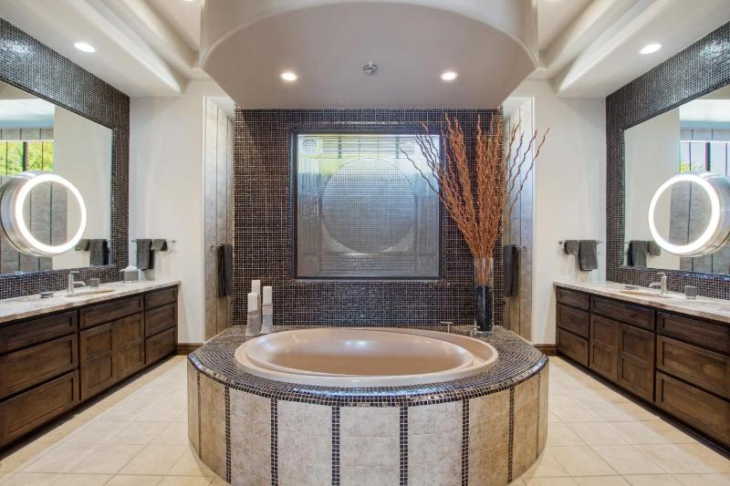 Private Pool & Hot Tub Retreat - Large Luxury Smart Home - image 36
