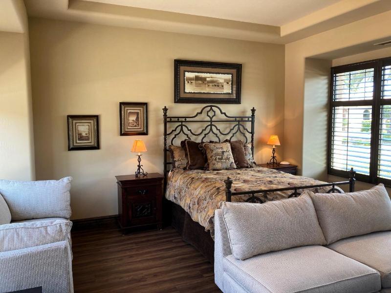 Private Pool & Hot Tub Retreat - Large Luxury Smart Home - image 7