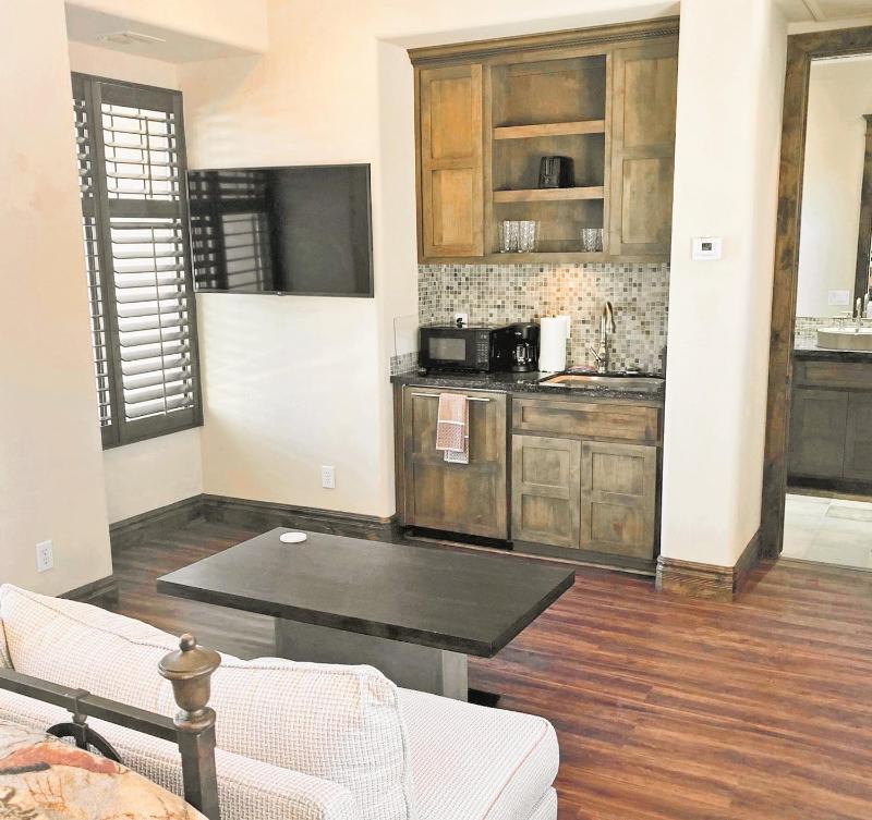 Private Pool & Hot Tub Retreat - Large Luxury Smart Home - image 24