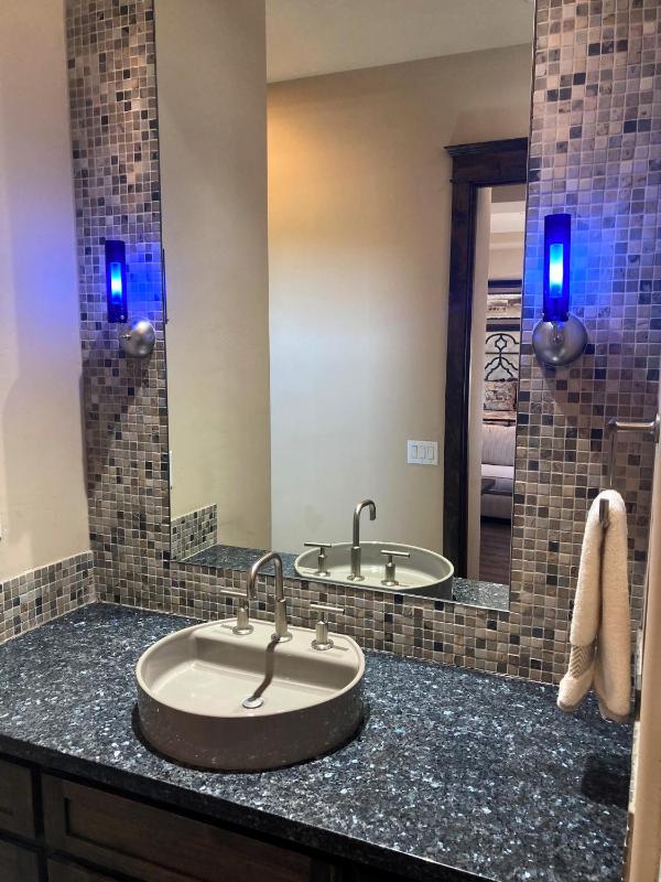Private Pool & Hot Tub Retreat - Large Luxury Smart Home - image 18