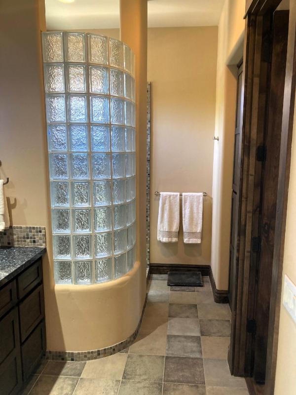 Private Pool & Hot Tub Retreat - Large Luxury Smart Home - image 47