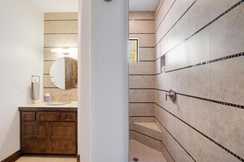 Private Pool & Hot Tub Retreat - Large Luxury Smart Home - image 39