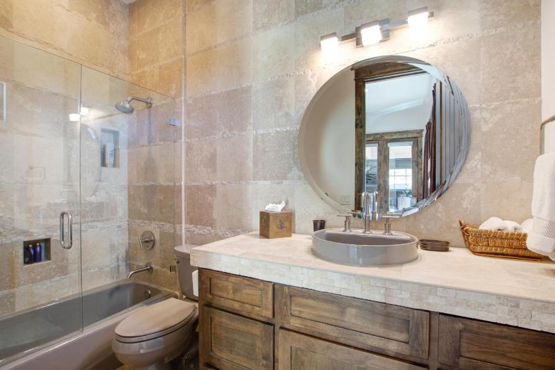 Private Pool & Hot Tub Retreat - Large Luxury Smart Home - image 35